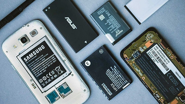 Hình chụp cận cảnh viên pin lithium-ion bên trong iPhone và Android, so sánh kích thước và bố trí.